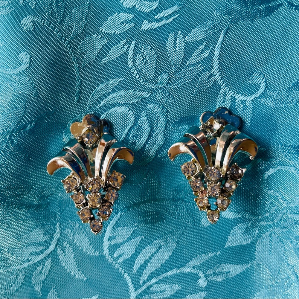 Elegant Vintage Art Deco Style Silver Tone Clip Earrings
1” Length